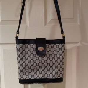 Vintage Gucci Plus handbag Beautiful iconic monogram model There are minor flaws